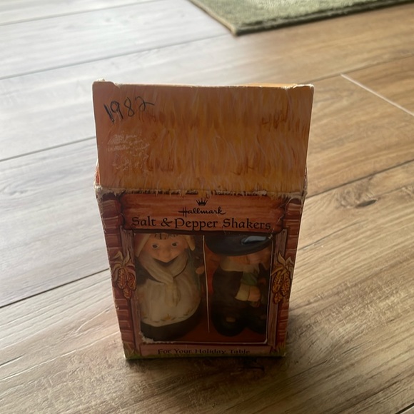 Vintage Hallmark Pilgrim Salt & Pepper Shakers (Hard Plastic) in Original Box - Picture 2 of 15